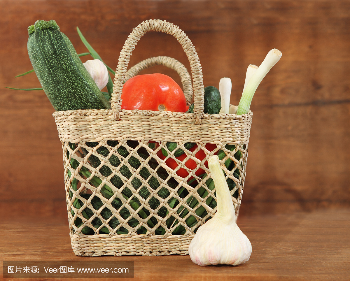 一篮子蔬菜的静物画